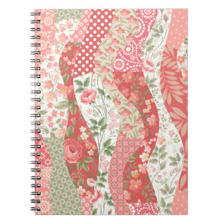 Caderno Espiral Rosas de patch: design de padrão uniforme.