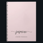 Caderno Espiral Roteiro de Nome de Monograma de Menina Rosa Bege M<br><div class="desc">Caderno personalizado minimalista feminino cor-de-rosa com monograma de nome e assinatura em letra cursiva. Este design apresenta seu primeiro nome em uma linda tipografia de letra manuscrita com rabiscos, com um modelo de nome completo em fundo rosa pastel ou rosa claro. São fáceis de personalizar e podem ser usados como...</div>