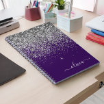 Caderno Espiral Roxo Silver Glitter Girly Monographic Nome<br><div class="desc">Planeador de Notebook Espiral com Nome de Monograma de Script Glitter de Roxo e Silver Sparkle. Isto faz o doce e perfeito aniversário de 16 anos,  casamento,  chá de panela,  aniversário,  chá de fraldas ou festa de solteira presente para alguém que ama luxo de luxo e estilos quíticos.</div>