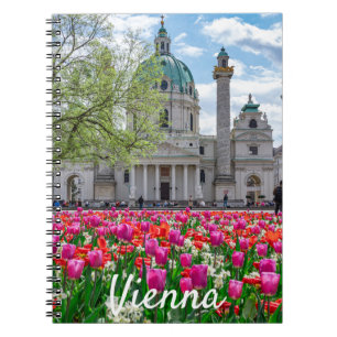 Caderno Espiral Rua. Charles Church em primavera em Viena, Áustria