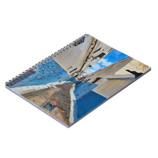 Caderno Espiral Rua Estreita De Cobblestone Entre Azul E Branco