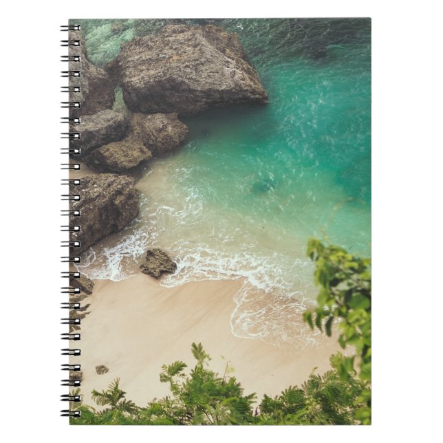 Caderno Espiral Sandy Beach Cove com Árvores Verdes, Rochas e Ocea (Frente)
