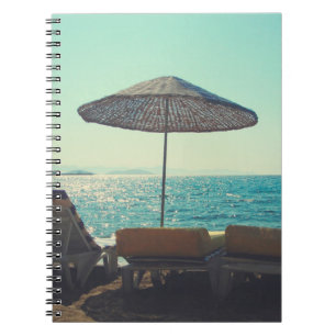 Caderno Espiral Sandy Beach numa tarde ensolarada, com parasóis a