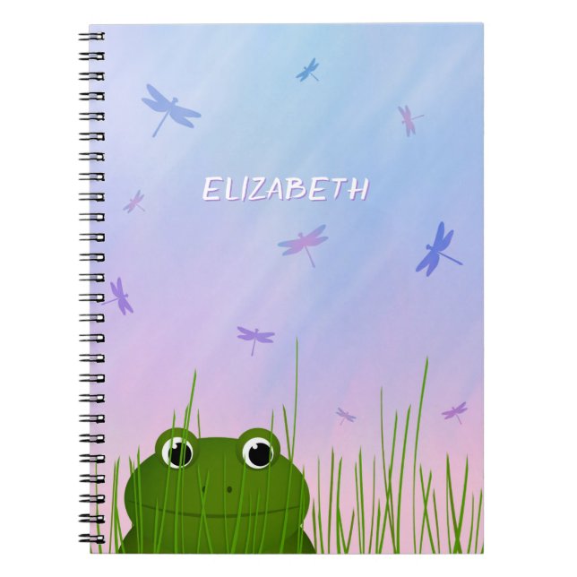 Caderno Espiral sapo de desenho animado jogando relva libélulas mo (Frente)
