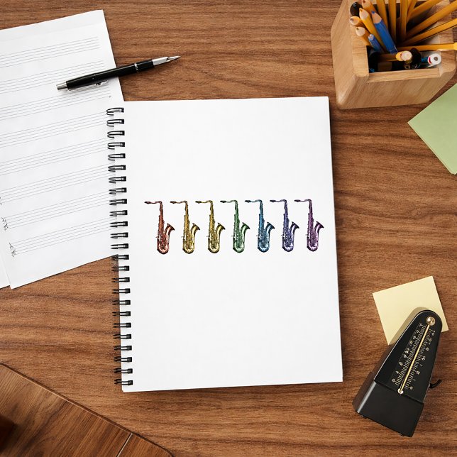 Caderno Espiral Saxofones Tenores Arco-íris Vibrantes (A notebook with rainbow tenor saxophones.)