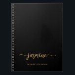 Caderno Espiral Script de Nome Monograma Garota Ouro Preto Minimal<br><div class="desc">Caderno personalizado minimalista feminino delicado simples limpo preto e dourado com monograma nome assinatura script. Este design apresenta seu primeiro nome em uma linda tipografia de letra manuscrita com cauda swash, com o nome completo no modelo sobre fundo preto e dourado. São fáceis de personalizar e podem ser usados como...</div>
