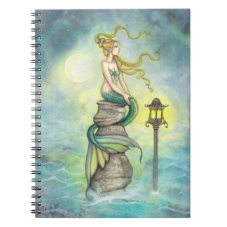 Caderno Espiral Sereia Mística com Lanterna e Arte Fantasia da Lua