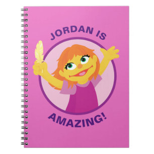 Caderno Espiral Sesame Street Julia Segurando uma Pena