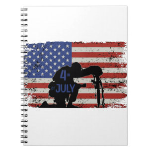 Caderno Espiral Silhueta amassada de soldado e bandeira americana