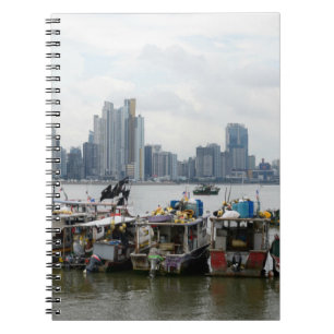 Caderno Espiral Skyline da Cidade do Panamá com barcos de pesca