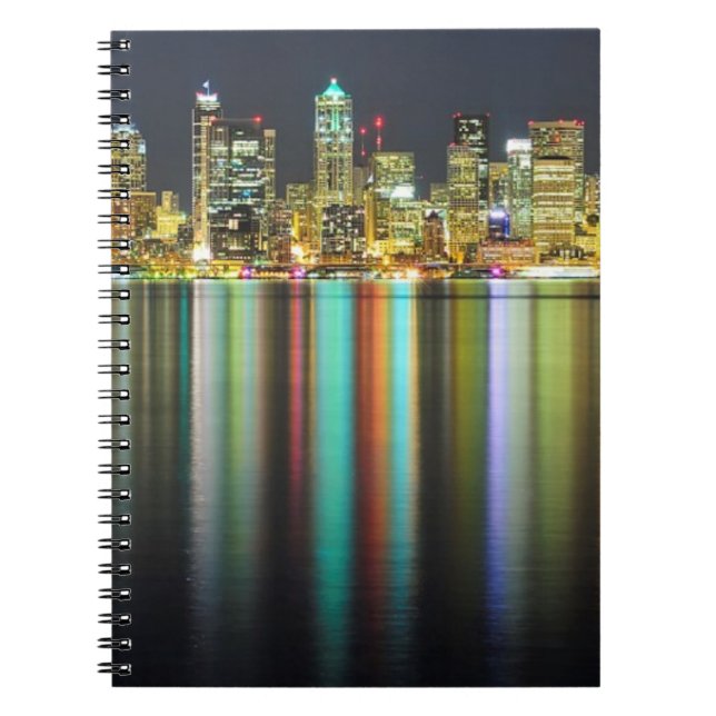 Caderno Espiral Skyline de Seattle na noite com reflexão (Frente)