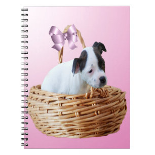 Caderno Espiral Staffordshire Puppy Numa Cesta. 