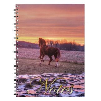 Caderno Espiral Stallion Running Home no Sunset no Ranch