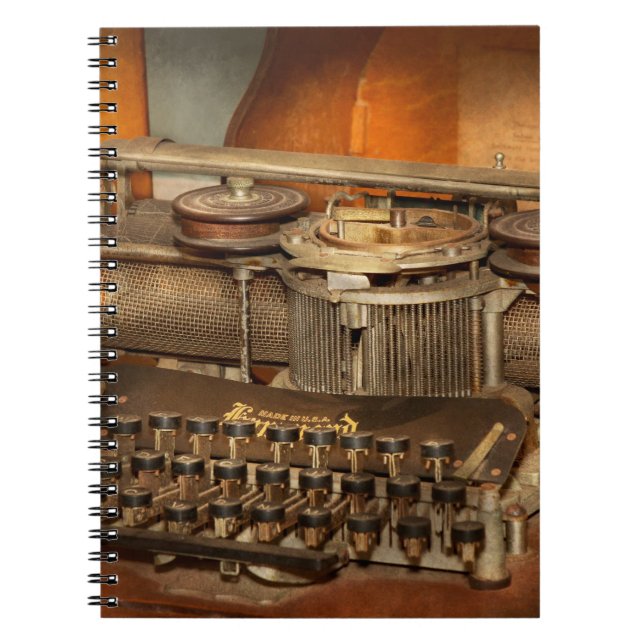 Caderno Espiral Steampunk - A história da digitação (Frente)