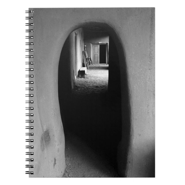 Caderno Espiral Sudoeste do Adobe Passageway: Foto Preta e Branca (Frente)