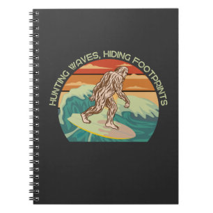 Caderno Espiral Surfar em Ondas De Caça De Pé Grande Ocultando Peg