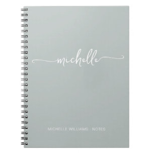 Caderno Espiral Sutil Verde Sage Feminino Rótulo Monograma