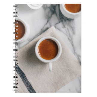 CADERNO ESPIRAL TEACUP DE CERAMIA BRANCA PREENCHIDO COM LÍQUIDO VE