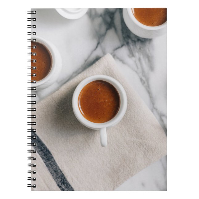 CADERNO ESPIRAL TEACUP DE CERAMIA BRANCA PREENCHIDO COM LÍQUIDO VE (Frente)