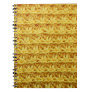 Caderno Espiral Tecido de malha amarela: textura listrada.