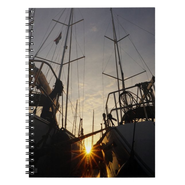 Caderno Espiral Tegenlicht bij 2 zeilboten in de haven. (Frente)
