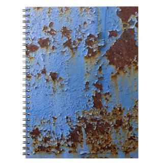 Caderno Espiral Textura de metal e tinta azul.