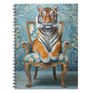 Caderno Espiral Tigre sentado numa cadeira de safra