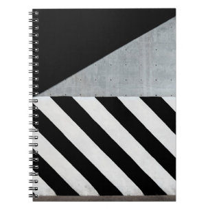 Caderno Espiral Tinta branca e diagonal esticada a preto na parede