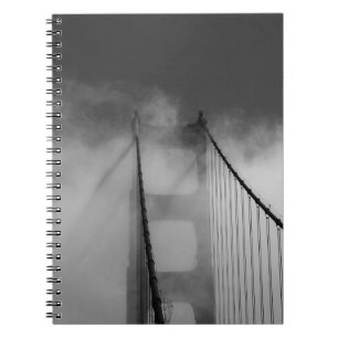 Caderno Espiral Torre da ponte de porta de ouro envolta em Nevoeir