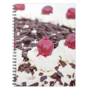 Caderno Espiral Torta Floresta Negra em detalhe com fundo branco