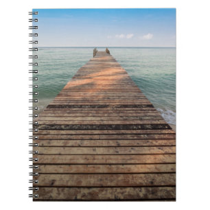 Caderno Espiral Trajeto e mar de madeira da caminhada no verão