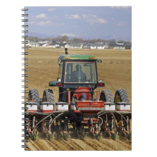 Caderno Espiral Trator puxando uma plantadeira de sementes de milh
