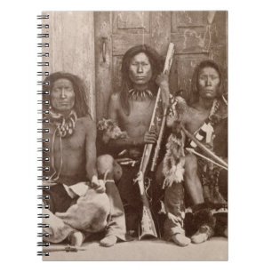 Caderno Espiral Três indiano Braves, fotografado pelo inglês rea