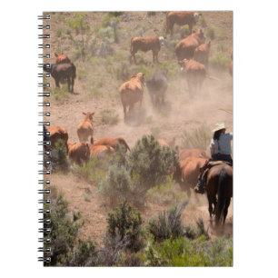 Caderno Espiral Três vaqueiros e vaqueiras que conduzem o gado
