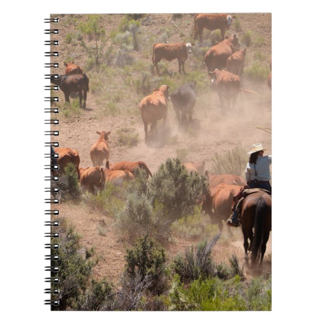 Caderno Espiral Três vaqueiros e vaqueiras que conduzem o gado (Frente)