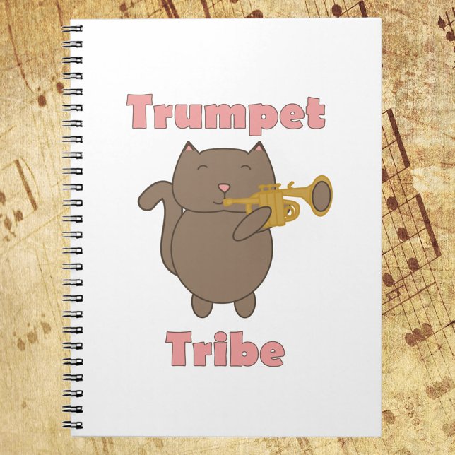Caderno Espiral Tribo da Trombeta Gato Fofo Rosa (A notebook featuring a brown cat playing the trumpet with the words trumpet tribe in pink.)