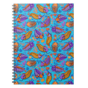 Caderno Espiral Trilobitas em fundo azul claro (padrão infantil)
