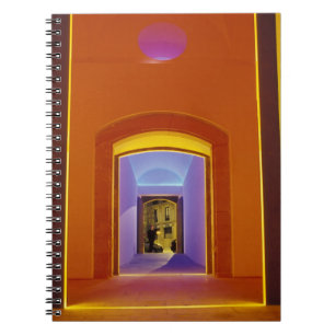 Caderno Espiral UE, Espanha, Barcelona. Entrada iluminada perto de