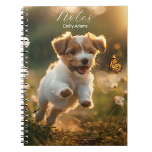 Caderno Espiral Um cachorrinho bonito perseguindo uma borboleta