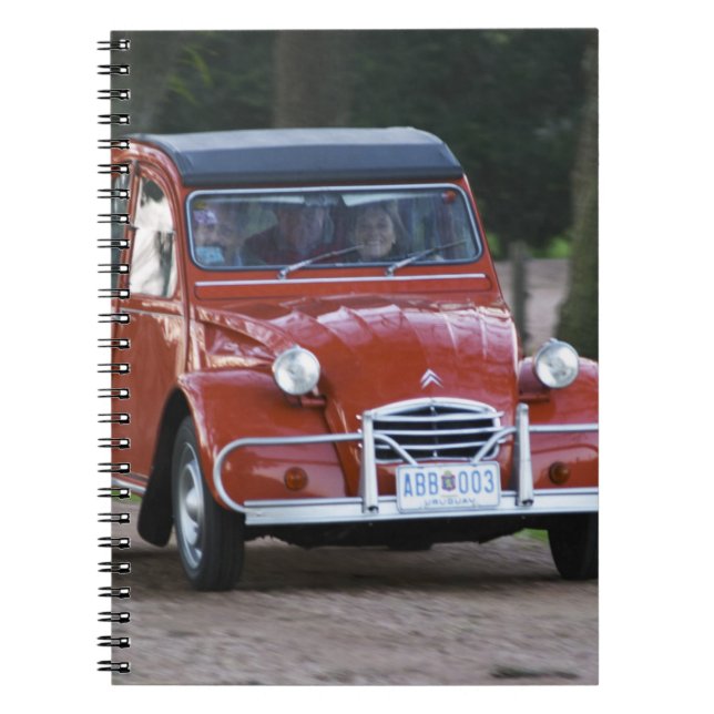 Caderno Espiral Um carro Citroen 2CV vermelho velho com uma mulher (Frente)
