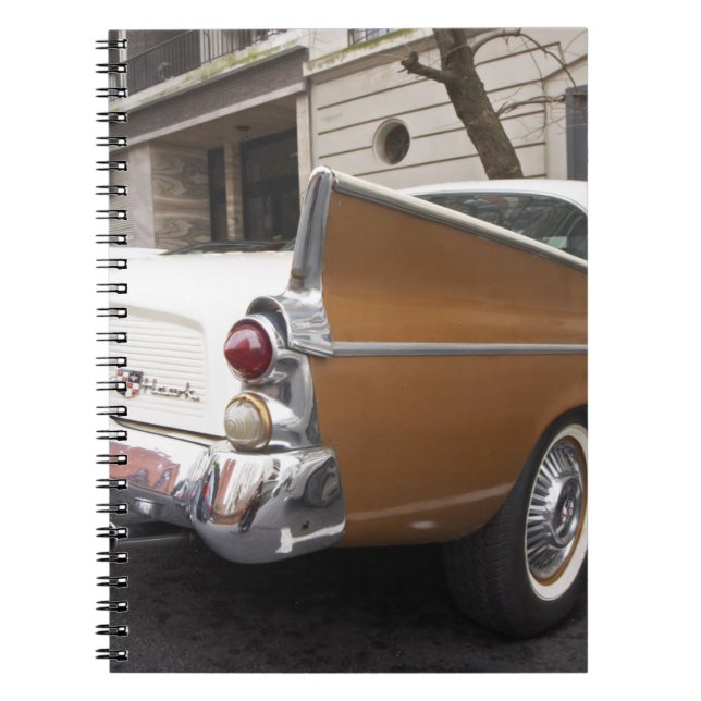 Caderno Espiral Um carro clássico Studebaker Silver Hawk estaciona (Frente)