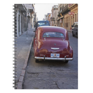 Caderno Espiral Um clássico carro Peugeot vermelho antigo estacion