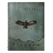 Um corvo em vôo no fundo verde & cinzento de