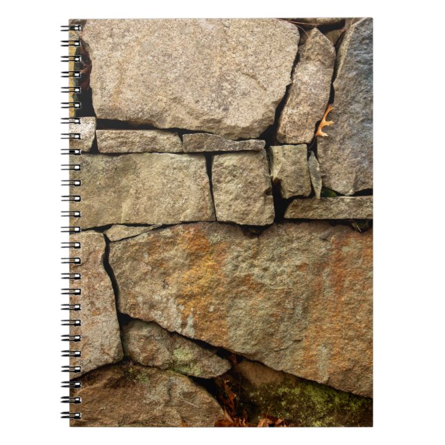 Caderno Espiral Um muro de pedra feito de paralelepípedos textu de (Frente)
