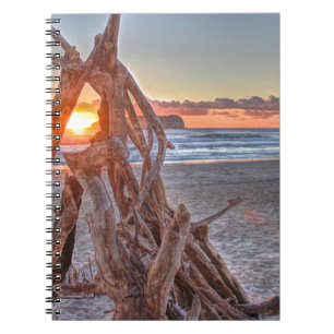 Caderno Espiral Um nascer do sol da madeira lançada costa