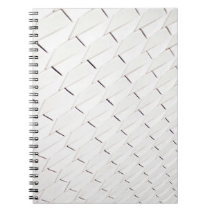 Caderno Espiral Um padrão de formas geométricas brancas em uma f
