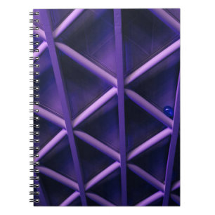 Caderno Espiral Um teto violeta com um padrão cruzado nítido; um