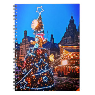 Caderno Espiral Uma árvore, em frente à Prefeitura