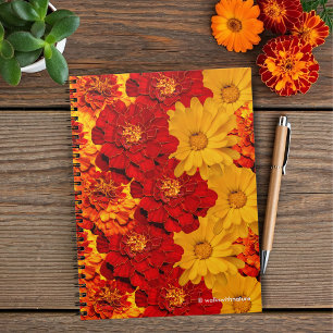 Caderno Espiral Uma mistura de cravos-de-defunto amarelos e