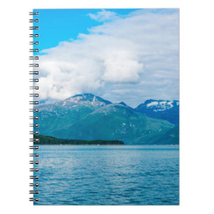 Caderno Espiral Uma península de terra coberta de pinheiros